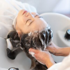 Lavado y secado profesional en peluquería de Tenerife con tratamiento capilar y acabado suave