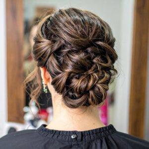 Recogido elegante con lavado y secado profesional en peluquería de Tenerife