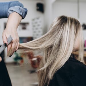 Servicio de lavado, secado y peinado en peluquería en Tenerife para un cabello brillante y cuidado